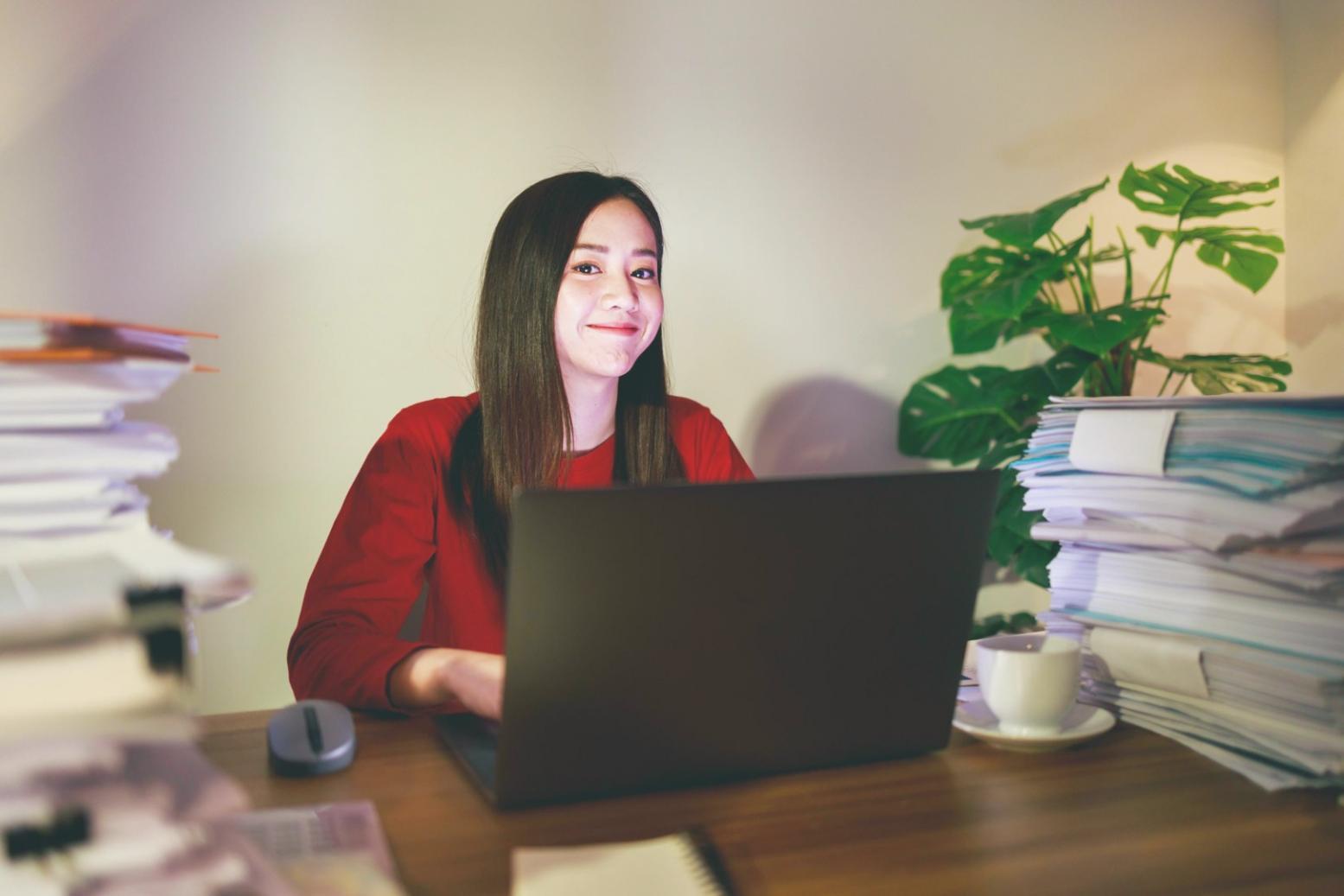 Konzentrierte Arbeit an Finanzberichten mit Notizen und Markierungen